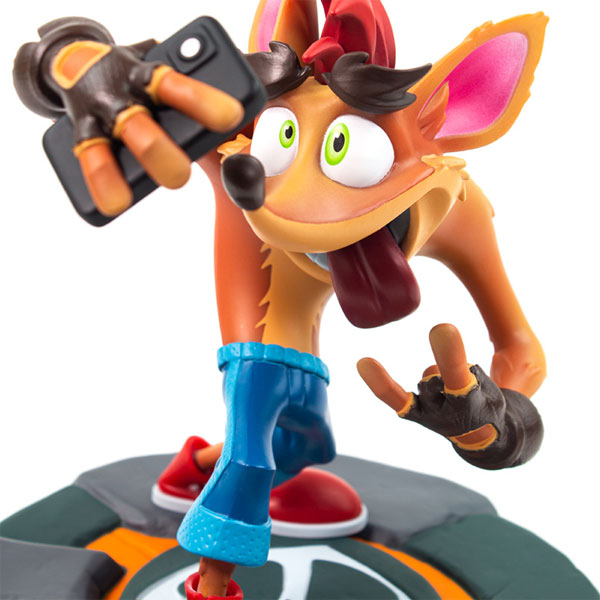 Crash Selfie Statue (Crash Bandicoot)