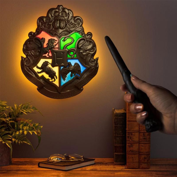 Lampa Rokfortský erb s ovládačom v tvare prútika (Harry Potter)