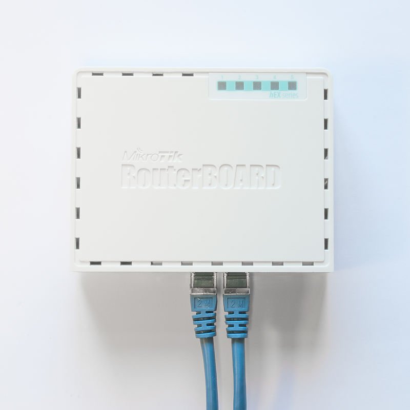 MIKROTIK RouterBOARD hEX + L4 (880MHz, 256 MB RAM, 5xGLAN switch, plastic case, zdroj)