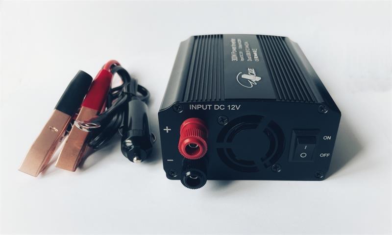 Eurocase Menič napätia DC/AC, 12 V/230 V, 300 W, USB, autozástrčka, svorky (MT-M300) Eurocase Menič napätia DC/AC, 12 V/230 V, 300 W, USB, autozástrčka, svorky (MT-M300)
