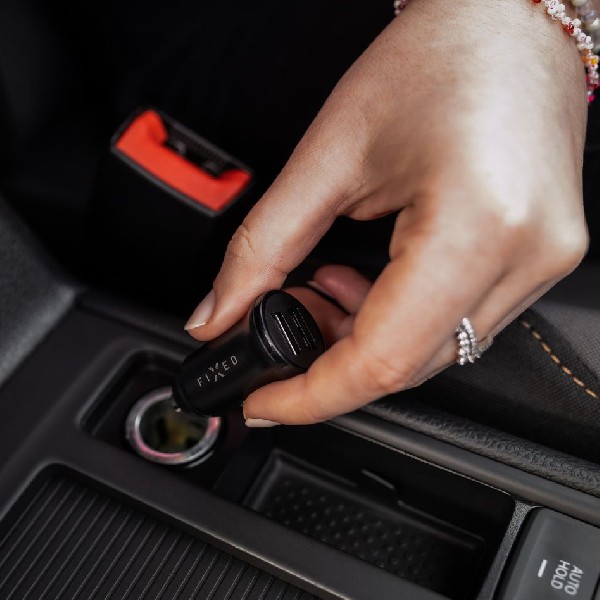 FIXED Nabíjací set do auta s 2x USB a USB/USB-C káblom, 1 m, 15 W Smart Rapid Charge, čierny